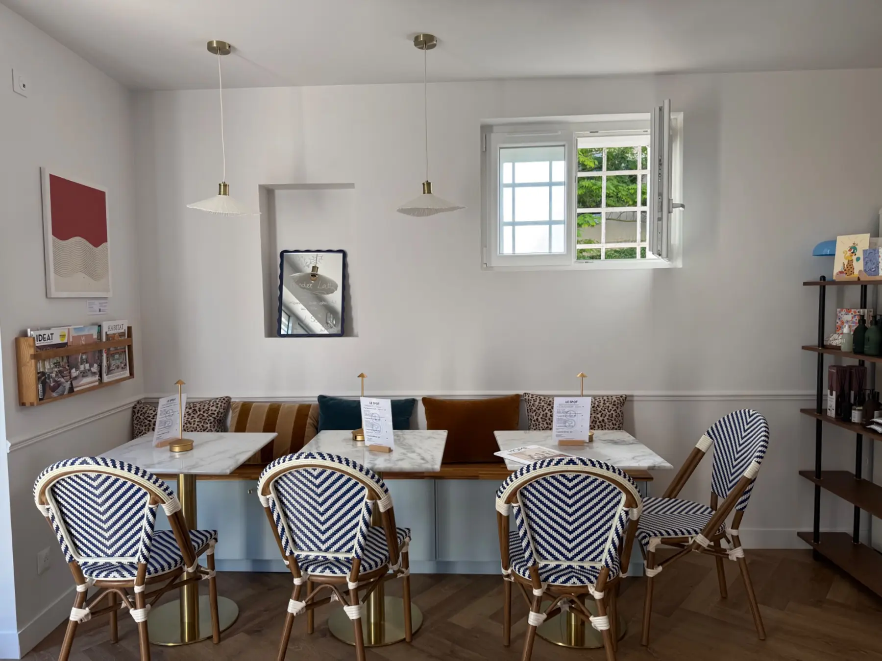 L’espace café et coworking lumineux du Spot à La Rochelle