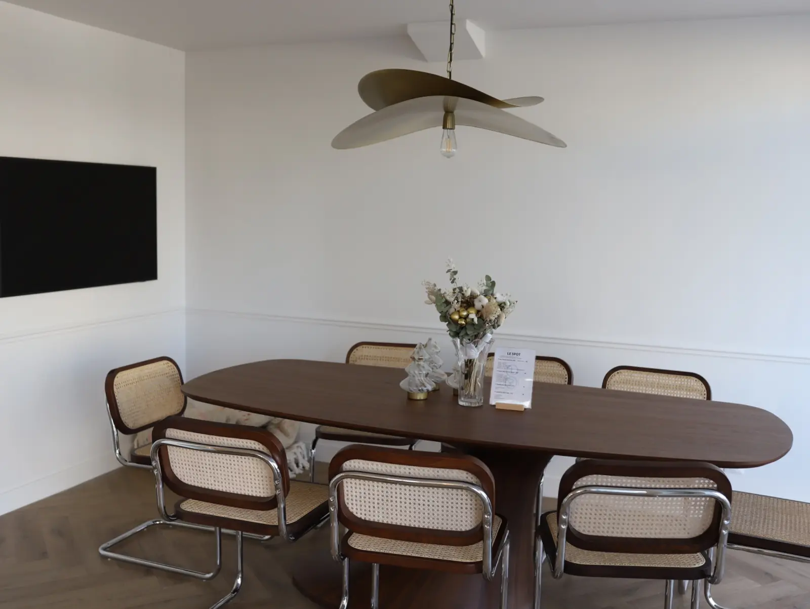 La salle de réunion du Spot avec sa grande table en bois